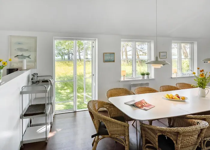 5 Bedroom Gorgeous In Prázdninový dům Askeby